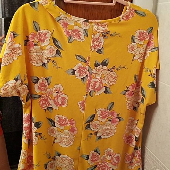 Cute shirt with tie at bottom. - Picture 4 of 4